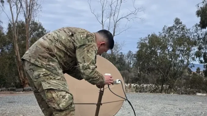 Personal del Ejército de Chile trabajando en equipos de telecomunicaciones durante una emergencia.