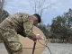 Personal del Ejército de Chile trabajando en equipos de telecomunicaciones durante una emergencia.