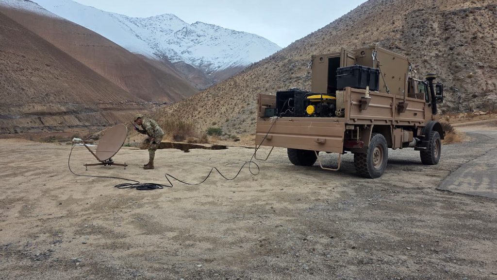 Personal del Ejército de Chile trabajando en equipos de telecomunicaciones durante una emergencia.