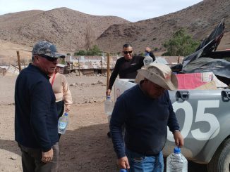 Equipo municipal entregando suministros de emergencia en zonas rurales de La Serena ante el sistema frontal