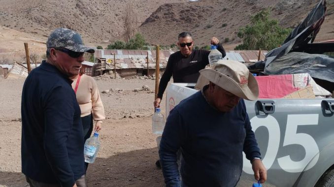 Equipo municipal entregando suministros de emergencia en zonas rurales de La Serena ante el sistema frontal