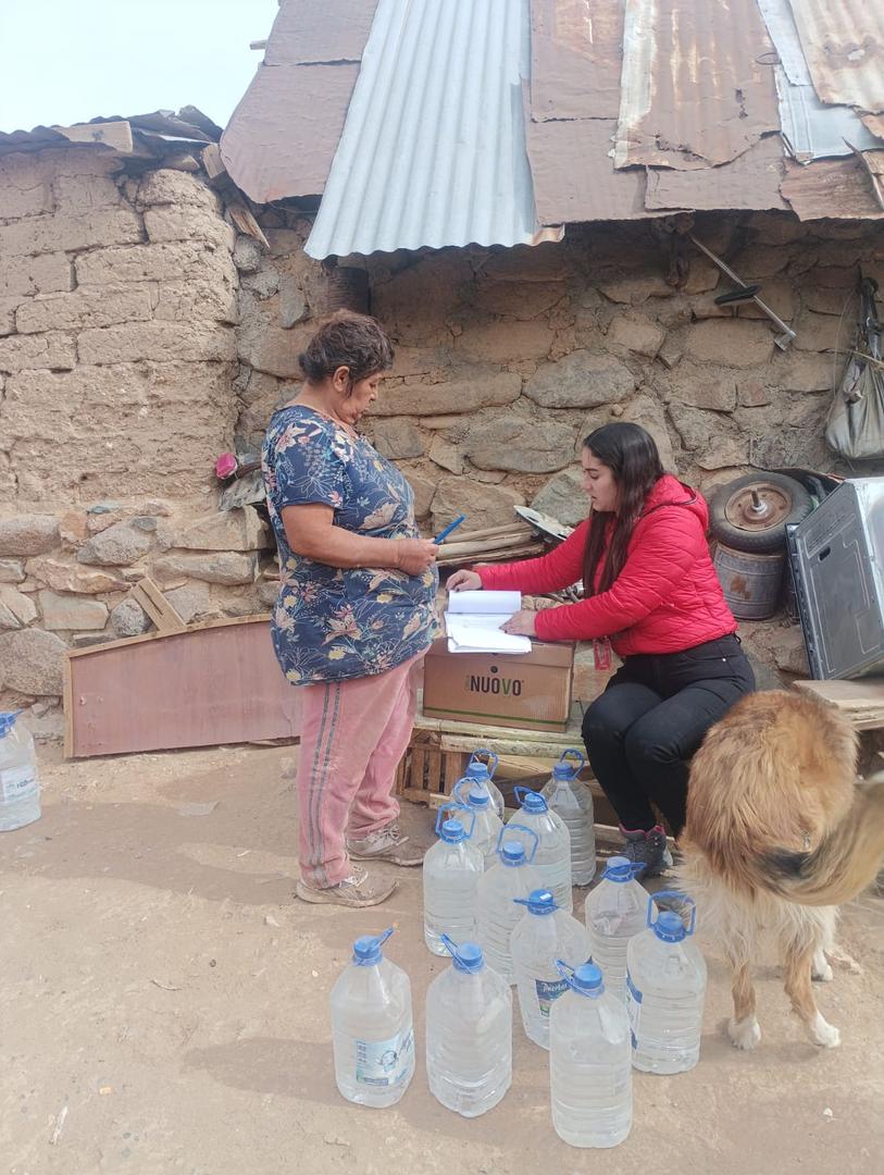 Equipo municipal entregando suministros de emergencia en zonas rurales de La Serena ante el sistema frontal