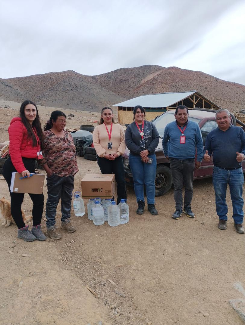 Equipo municipal entregando suministros de emergencia en zonas rurales de La Serena ante el sistema frontal