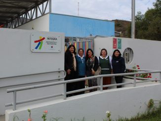 Directora ejecutiva de Fundación Integra junto a autoridades recorriendo jardines infantiles tras el temporal