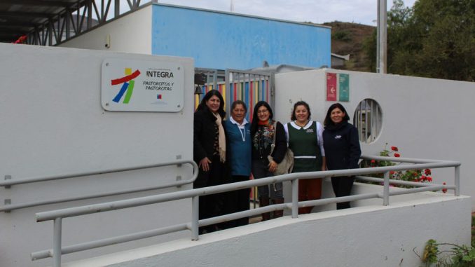 Directora ejecutiva de Fundación Integra junto a autoridades recorriendo jardines infantiles tras el temporal