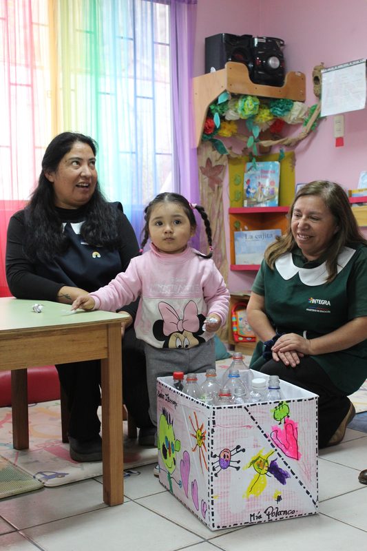 Directora ejecutiva de Fundación Integra junto a autoridades recorriendo jardines infantiles tras el temporal