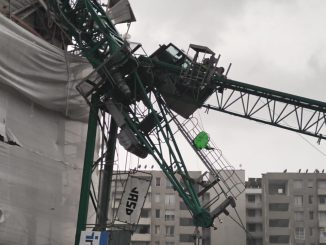 Grúa desplomada sobre viviendas en Coquimbo tras fuertes vientos