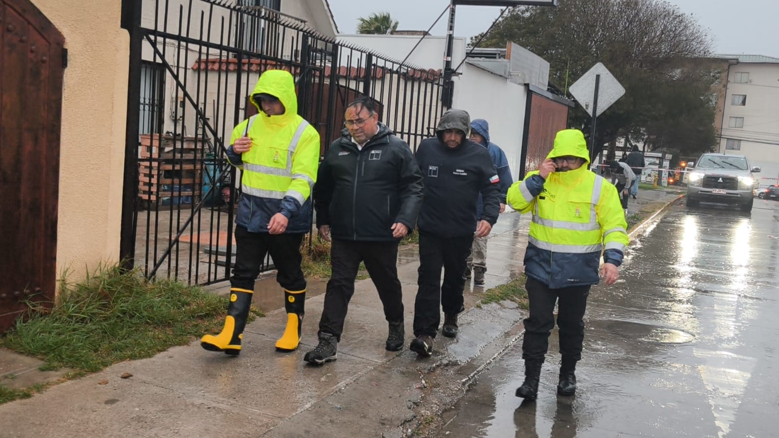 Grúa desplomada sobre viviendas en Coquimbo tras fuertes vientos