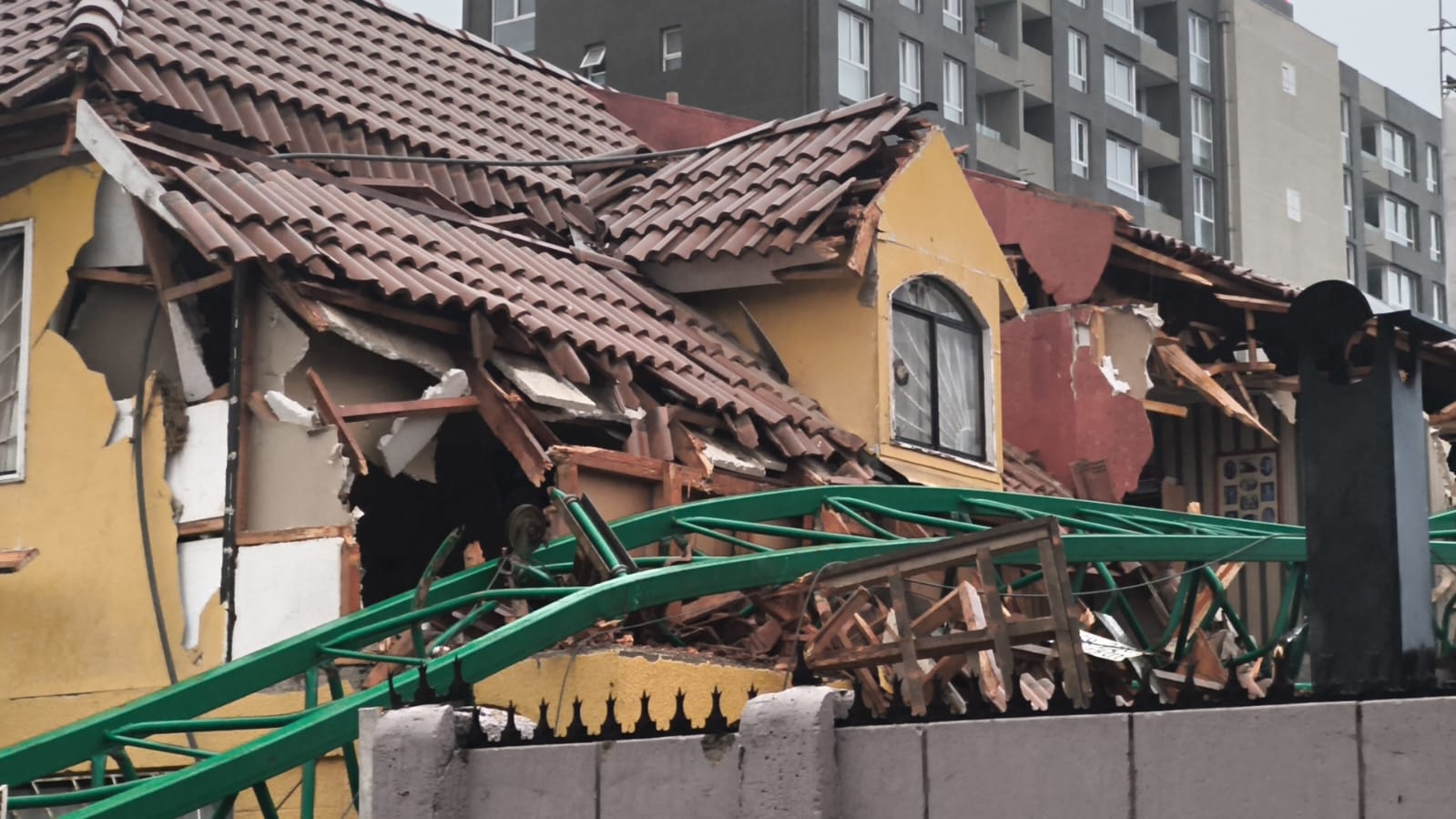 Grúa desplomada sobre viviendas en Coquimbo tras fuertes vientos