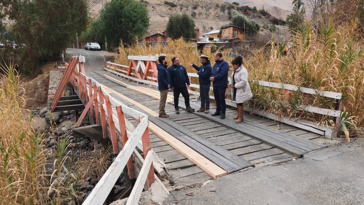 Autoridades gubernamentales inspeccionan zonas de riesgo en Paihuano ante la llegada de un sistema frontal.