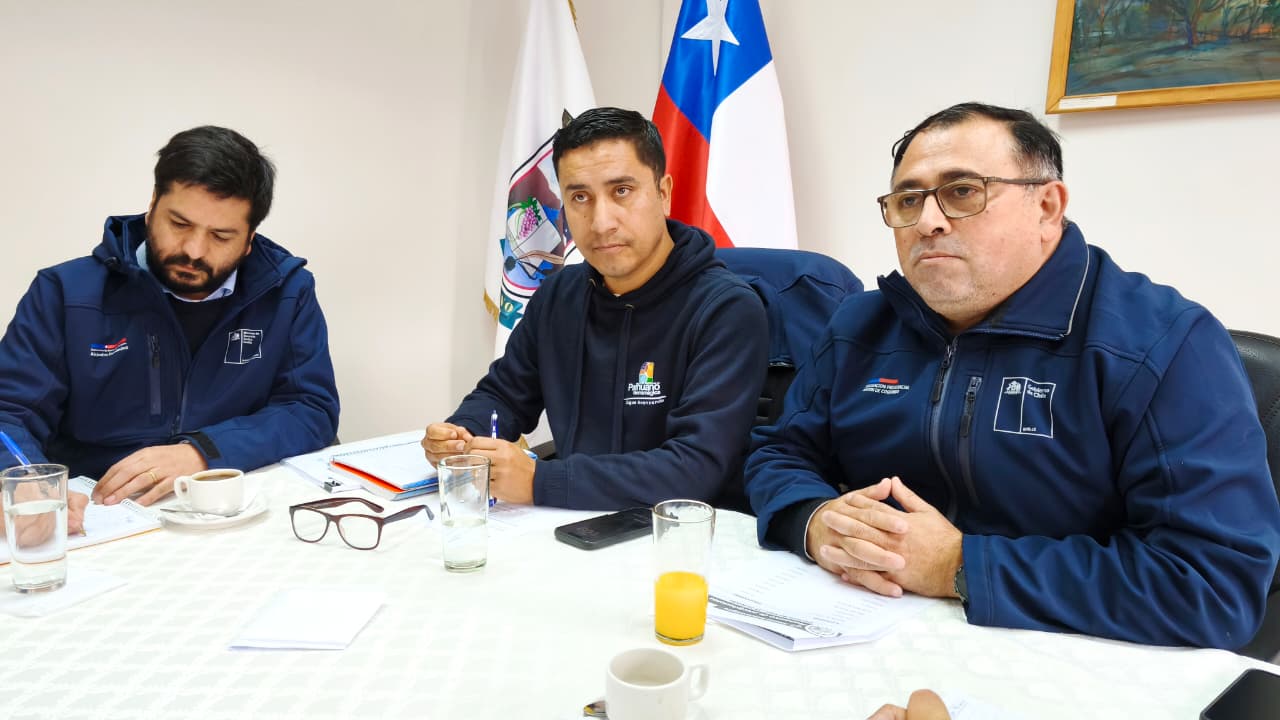 Autoridades gubernamentales inspeccionan zonas de riesgo en Paihuano ante la llegada de un sistema frontal.