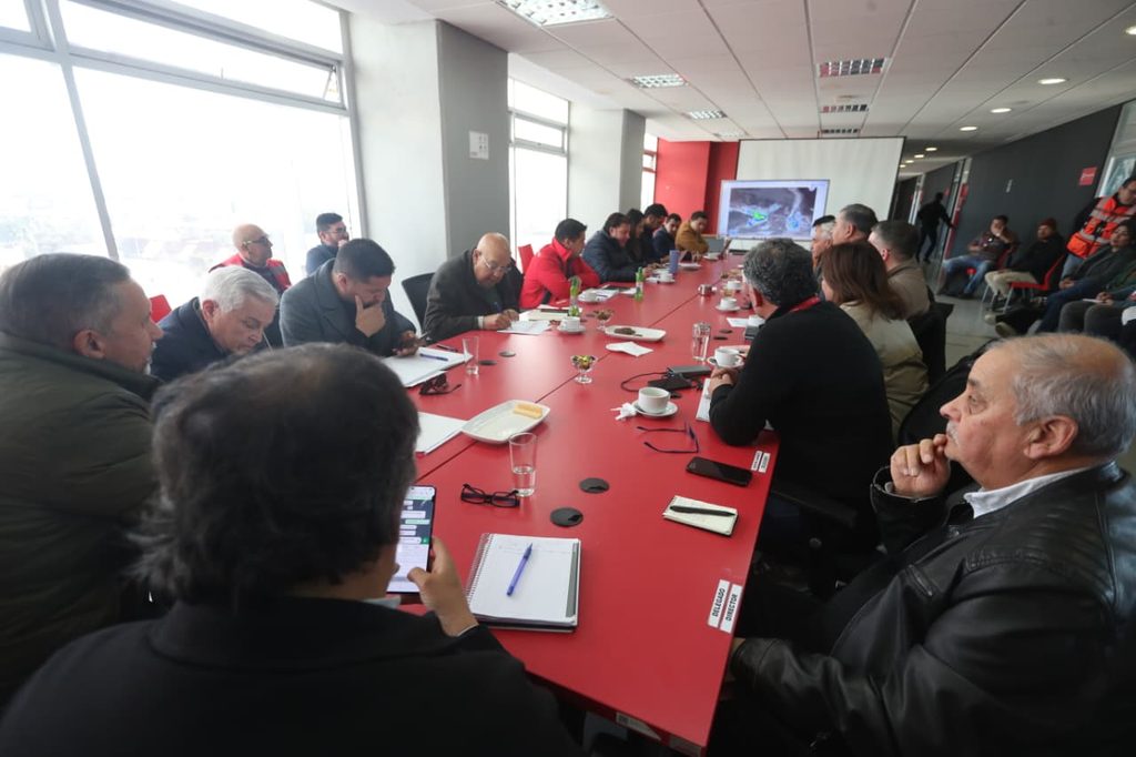 Maquinaria municipal realizando trabajos de despeje de caminos en La Serena ante la llegada de lluvias