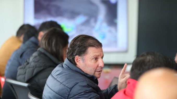Maquinaria municipal realizando trabajos de despeje de caminos en La Serena ante la llegada de lluvias