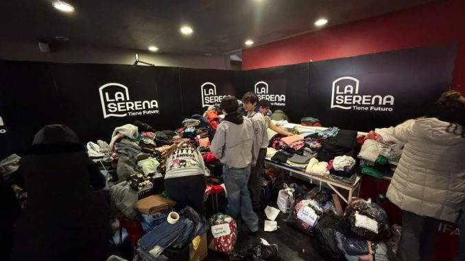 Vista del Estadio La Portada en La Serena funcionando como centro de acopio para damnificados por temporales