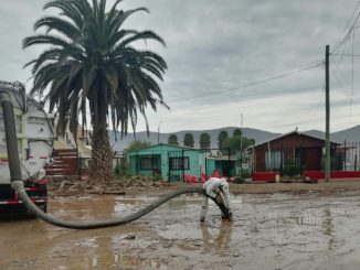 Maquinaria pesada trabajando en la remoción de escombros y limpieza de caminos tras sistema frontal en Coquimbo