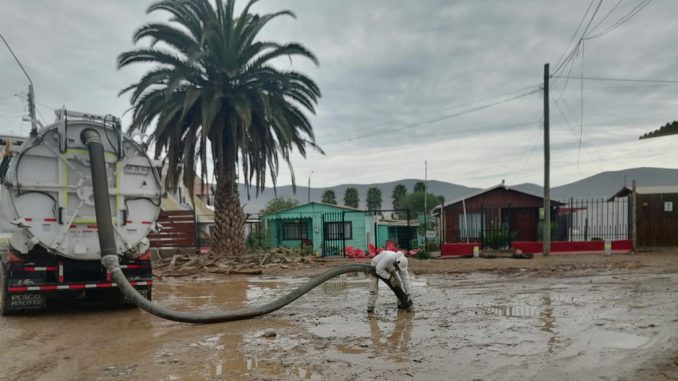 Maquinaria pesada trabajando en la remoción de escombros y limpieza de caminos tras sistema frontal en Coquimbo