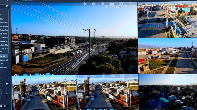Nuevas cámaras de seguridad instalándose en las calles de Los Vilos para mejorar la vigilancia.