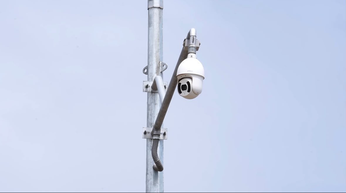 Nuevas cámaras de seguridad instalándose en las calles de Los Vilos para mejorar la vigilancia.