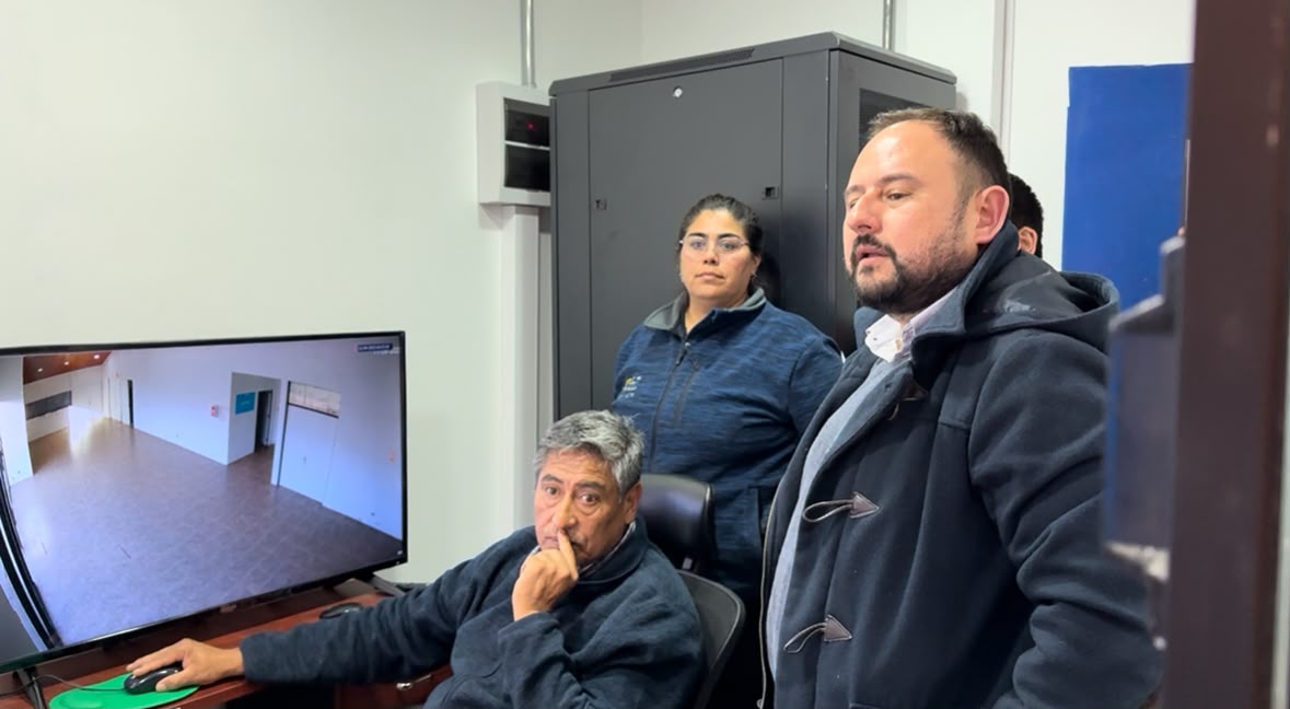 Nuevas cámaras de seguridad instalándose en las calles de Los Vilos para mejorar la vigilancia.