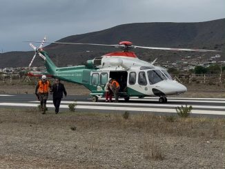 Helicóptero de rescate operando en zona rural afectada por aluviones en Los Vilos
