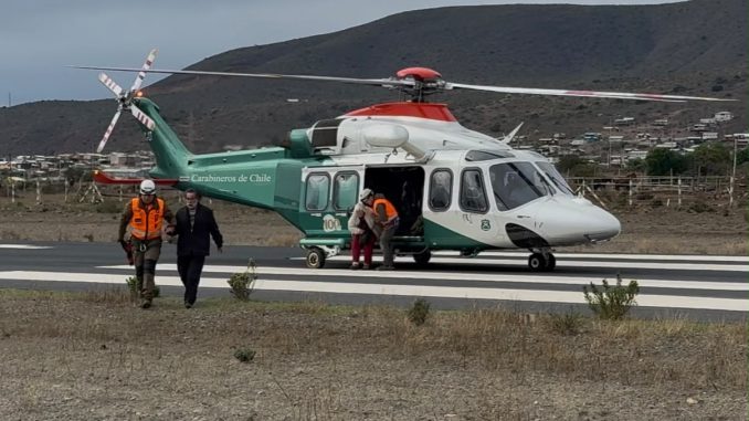 Helicóptero de rescate operando en zona rural afectada por aluviones en Los Vilos