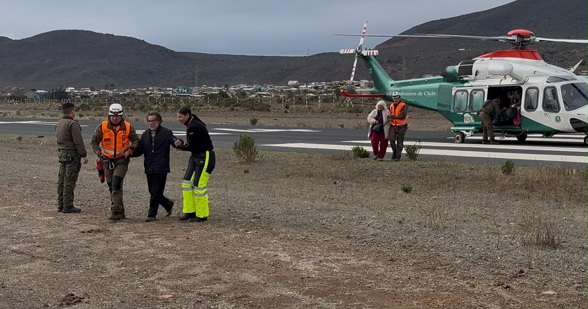 Helicóptero de rescate operando en zona rural afectada por aluviones en Los Vilos