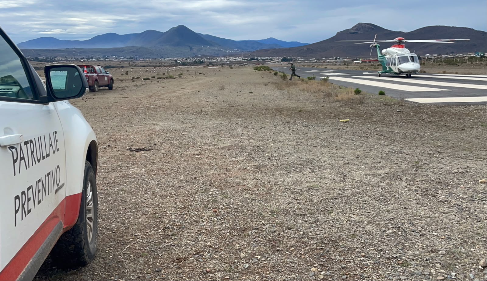 Helicóptero de rescate operando en zona rural afectada por aluviones en Los Vilos