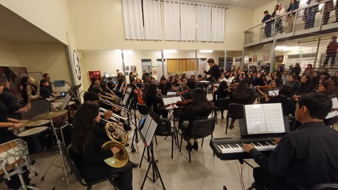 Orquesta Filarmónica Juvenil Antena preparándose para su presentación en el XX Campamento Musical Fresia 2026