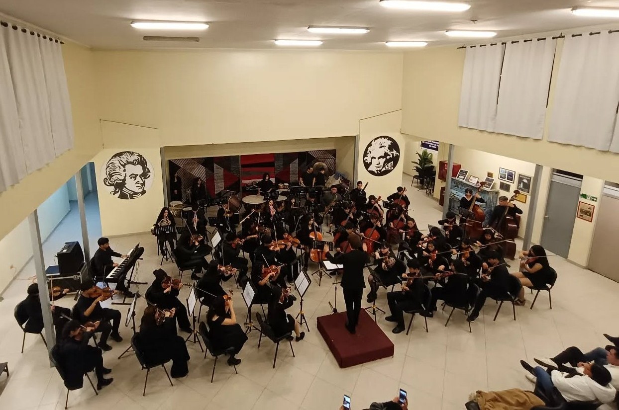 Orquesta Filarmónica Juvenil Antena preparándose para su presentación en el XX Campamento Musical Fresia 2026