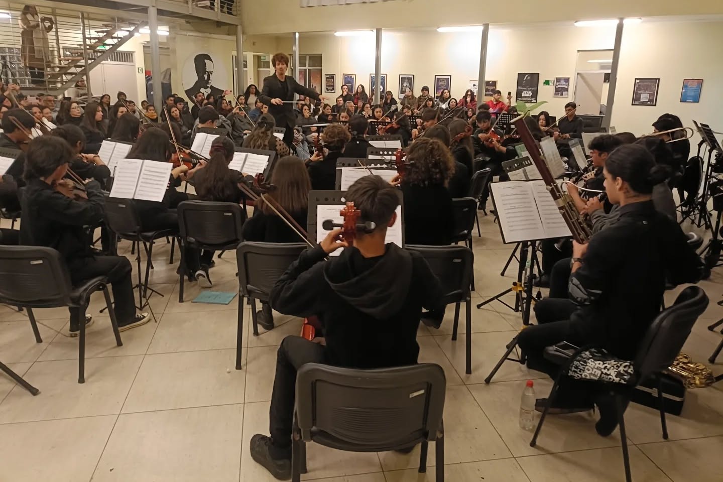 Orquesta Filarmónica Juvenil Antena preparándose para su presentación en el XX Campamento Musical Fresia 2026