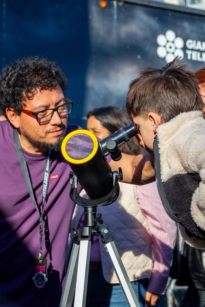 Multitud de personas participando en el evento Navegantes Estelares junto al Faro Monumental de La Serena bajo cielos despejados.