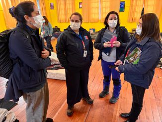 Personal de la Seremi de Salud inspeccionando un albergue en la Región de Coquimbo