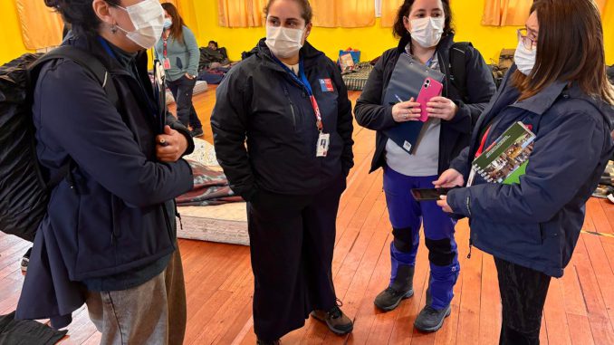 Personal de la Seremi de Salud inspeccionando un albergue en la Región de Coquimbo