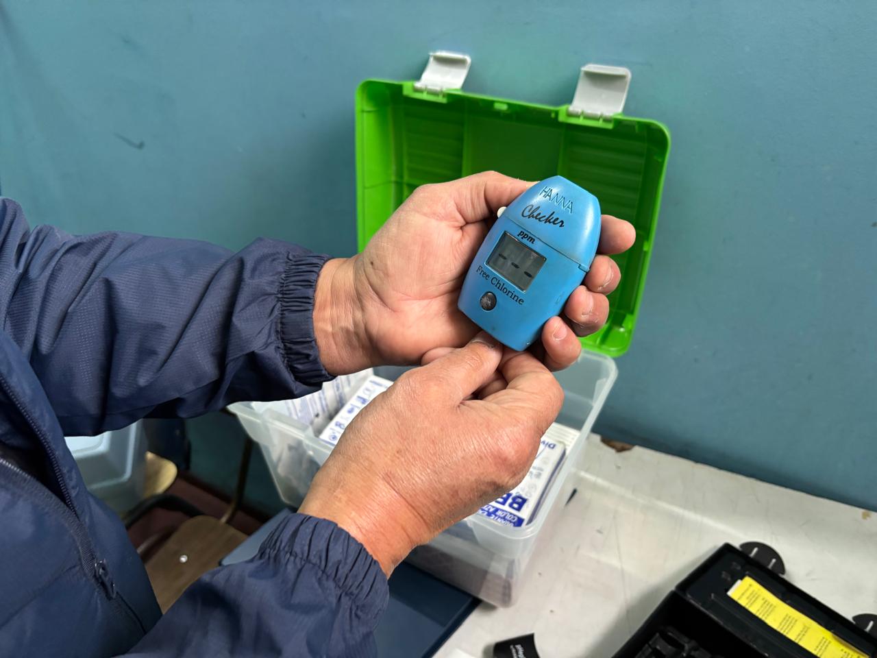 Personal de la Seremi de Salud inspeccionando un albergue en la Región de Coquimbo