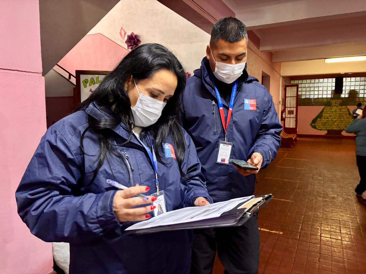 Personal de la Seremi de Salud inspeccionando un albergue en la Región de Coquimbo