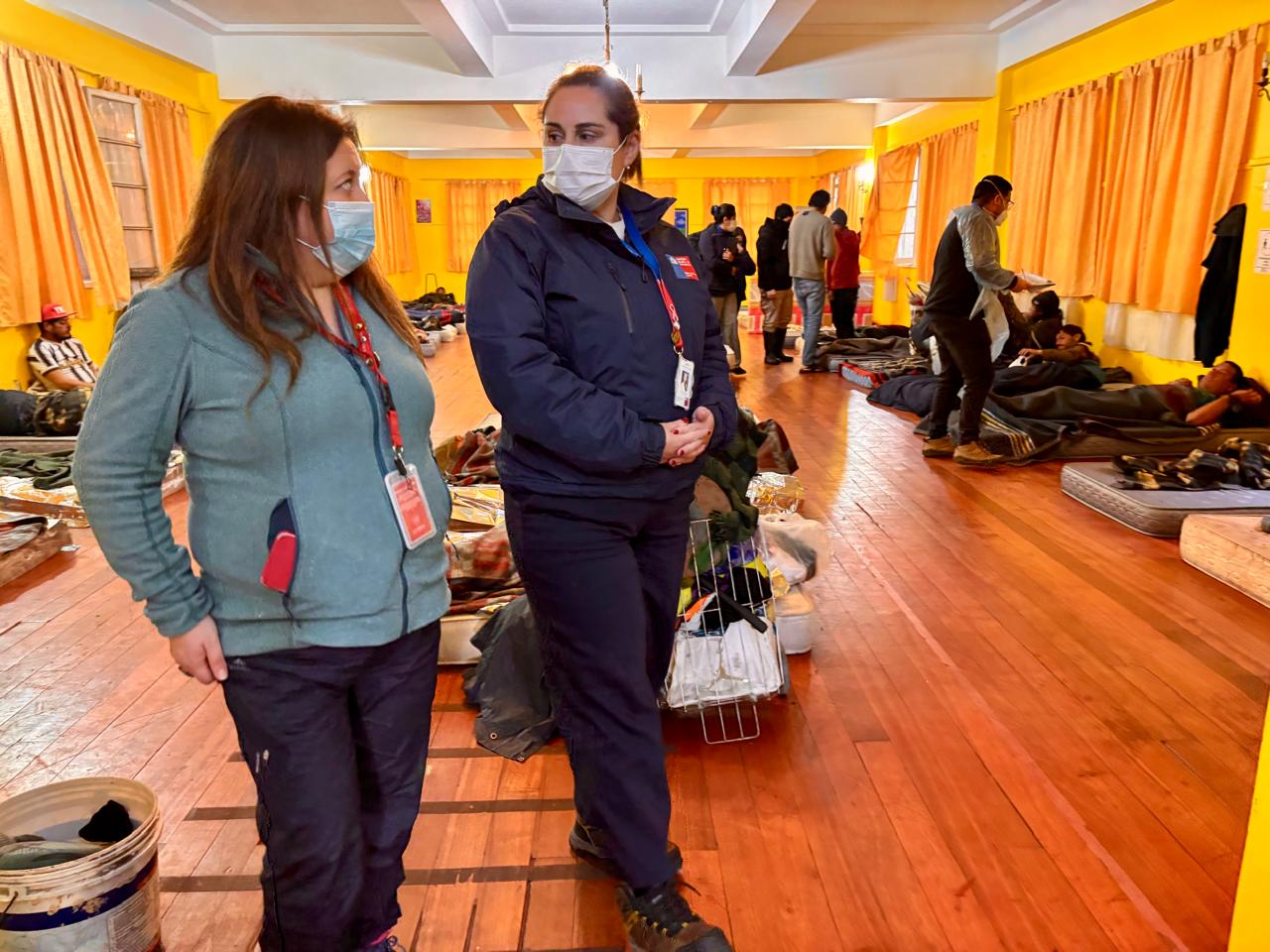 Personal de la Seremi de Salud inspeccionando un albergue en la Región de Coquimbo