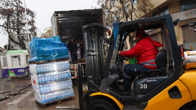 Camión de CorreosChile cargado con ayuda humanitaria para la provincia del Limarí