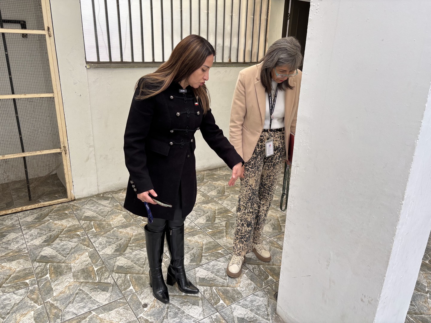Autoridades regionales inspeccionando residencia de SernamEG en Coquimbo ante sistema frontal
