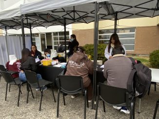 Estudiantes de la Universidad Santo Tomás realizando test rápido de VIH junto a autoridades de salud