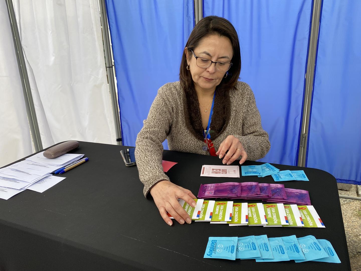 Estudiantes de la Universidad Santo Tomás realizando test rápido de VIH junto a autoridades de salud