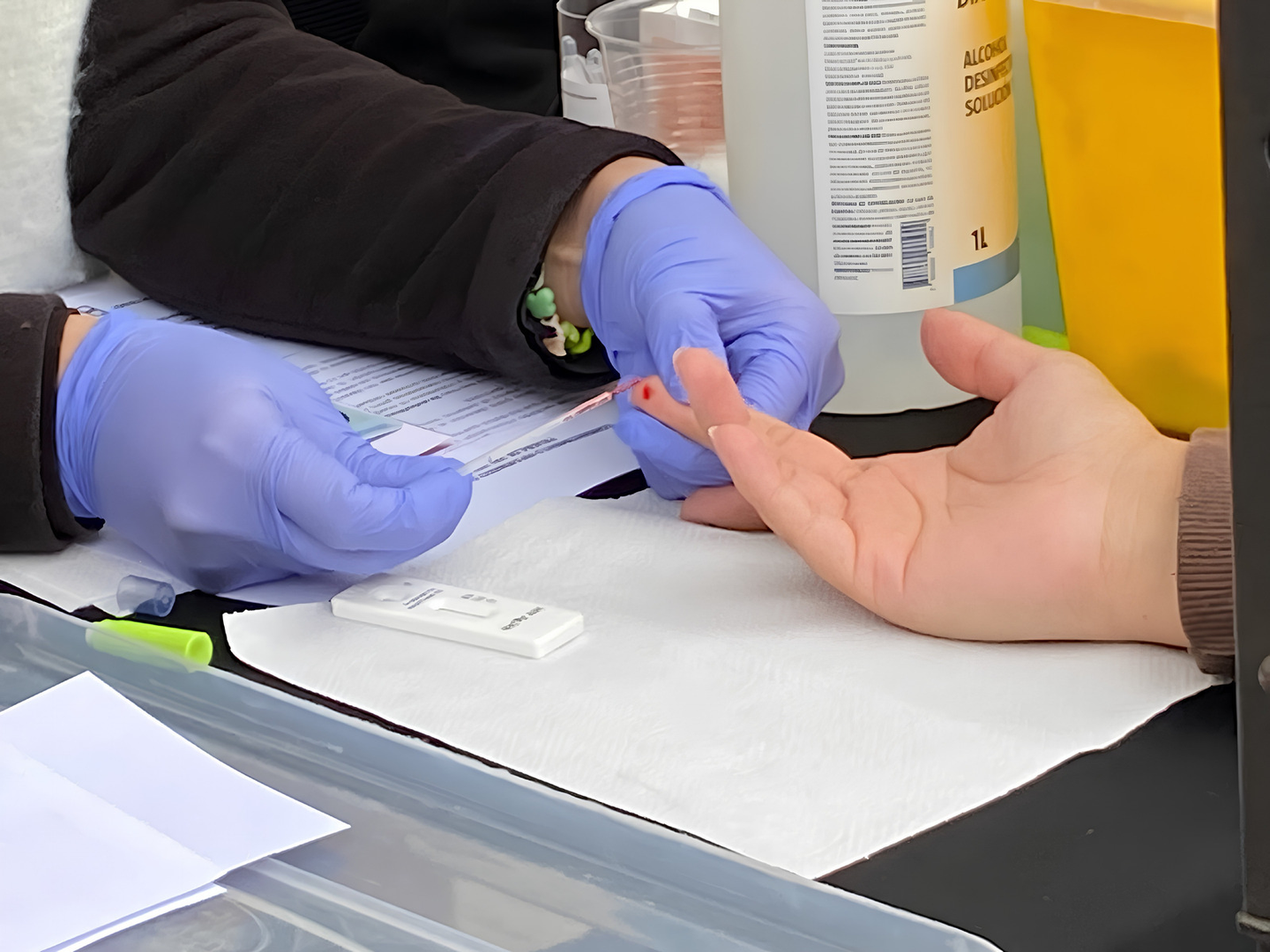 Estudiantes de la Universidad Santo Tomás realizando test rápido de VIH junto a autoridades de salud