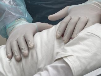 Autoridad de salud entregando recomendaciones a la comunidad frente a la llegada de un sistema frontal con lluvias y frío.