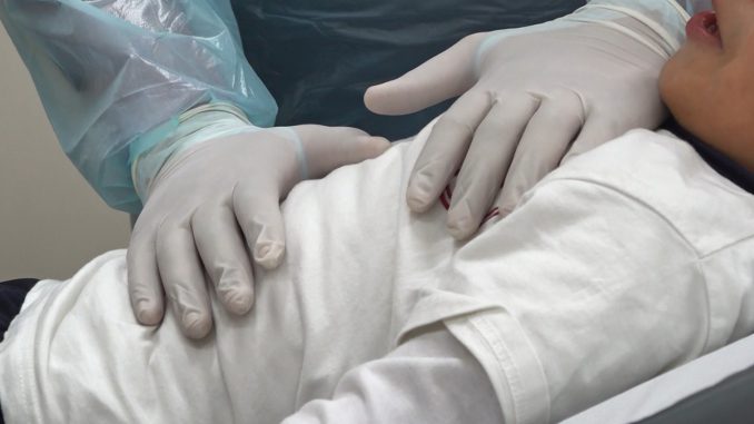 Autoridad de salud entregando recomendaciones a la comunidad frente a la llegada de un sistema frontal con lluvias y frío.