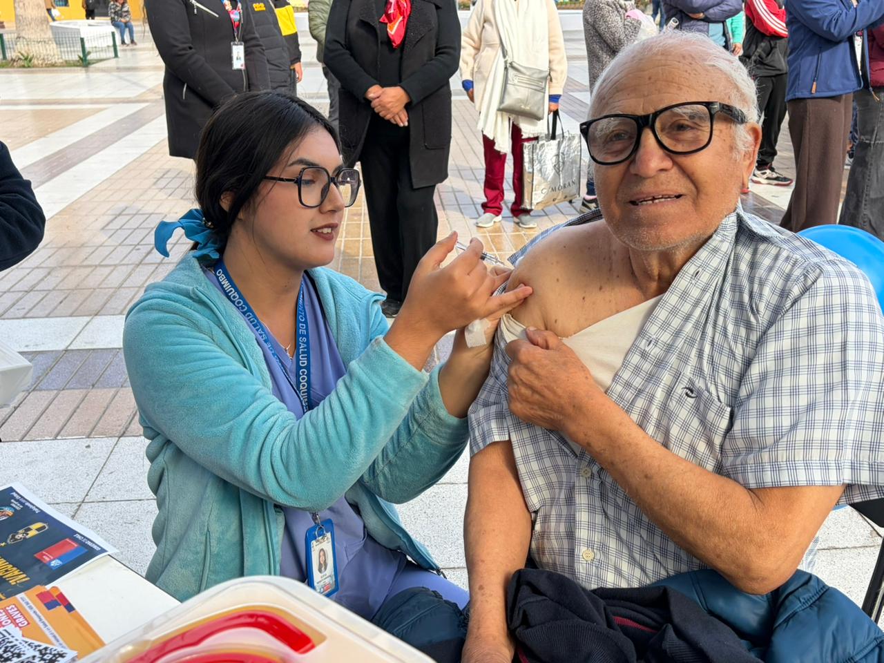 Autoridad de salud entregando recomendaciones a la comunidad frente a la llegada de un sistema frontal con lluvias y frío.