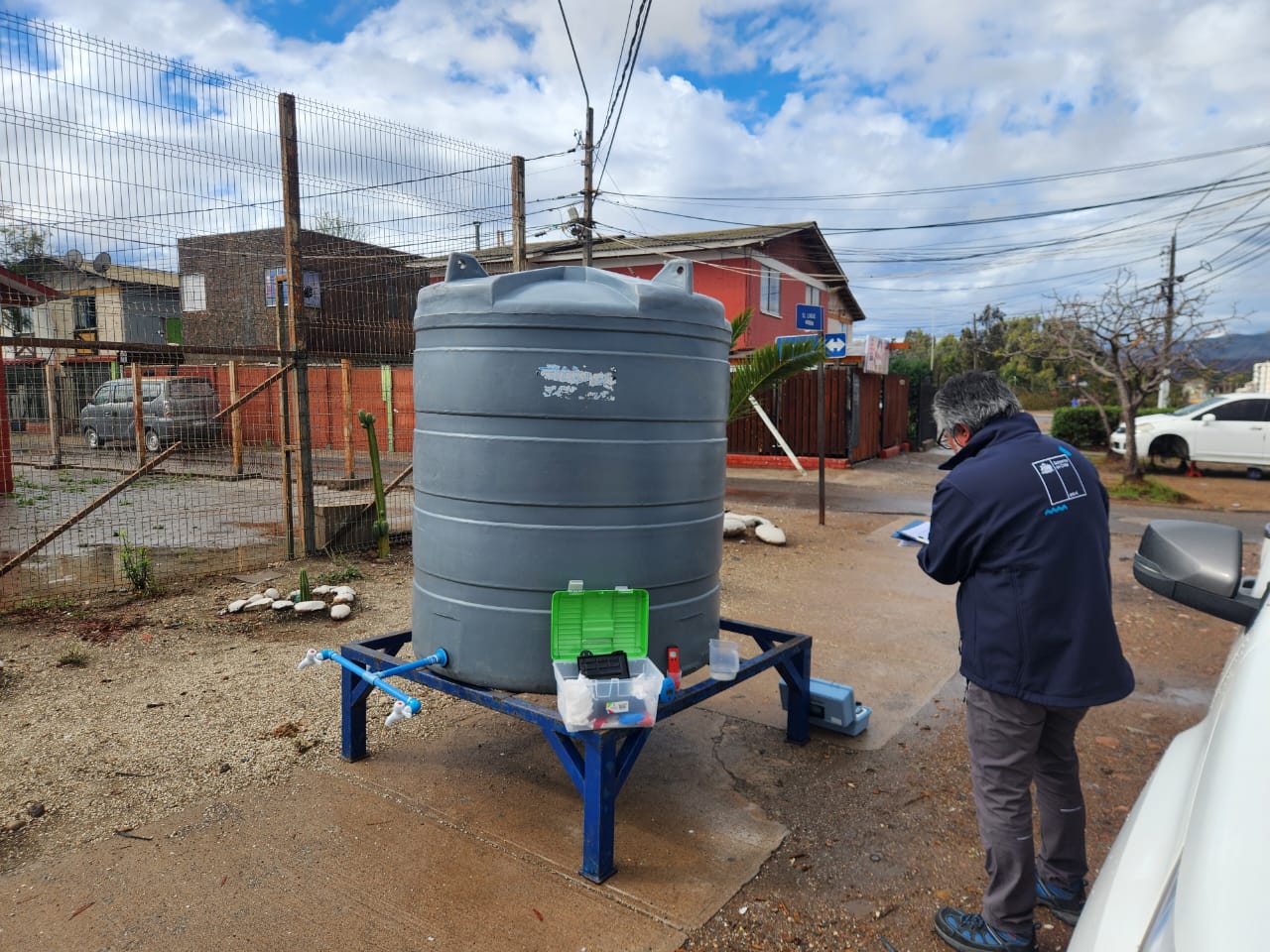 Equipos de la Seremi de Salud realizando monitoreos de agua potable en terreno durante emergencia sanitaria