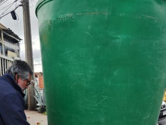 Equipos de la Seremi de Salud realizando monitoreos de agua potable en terreno durante emergencia sanitaria