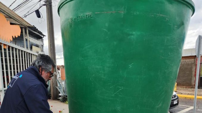 Equipos de la Seremi de Salud realizando monitoreos de agua potable en terreno durante emergencia sanitaria