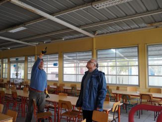 Equipos del SLEP Elqui inspeccionando el estado de un liceo tras las fuertes lluvias