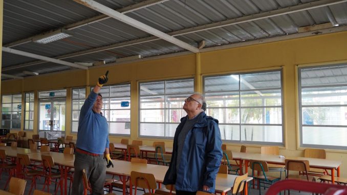 Equipos del SLEP Elqui inspeccionando el estado de un liceo tras las fuertes lluvias