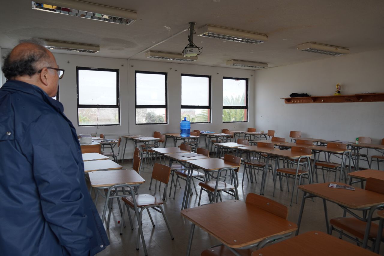 Equipos del SLEP Elqui inspeccionando el estado de un liceo tras las fuertes lluvias